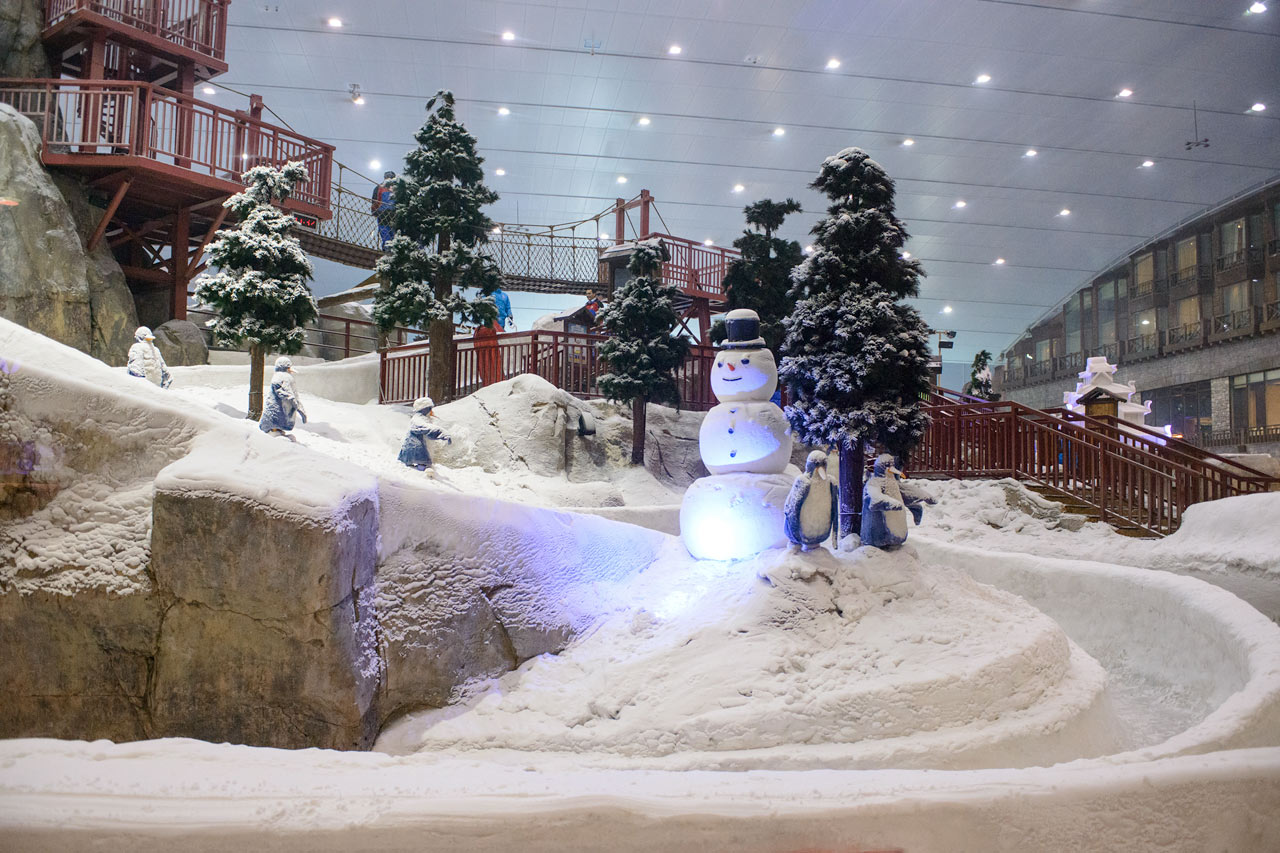 Ski Dubai ligger i Mall of the Emirates ved Dubai marina