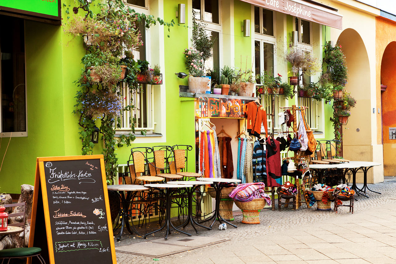 Bruktbutikker i Bergmanstrasse i Kreuzberg, Berlin