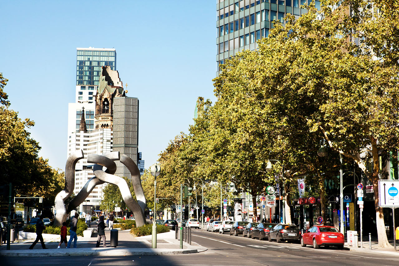 Handlegaten Kurfürstendamm med skulpturen "Berlin" og Kaiser-Wilhelm-Gedächtniskirche, Berlin.