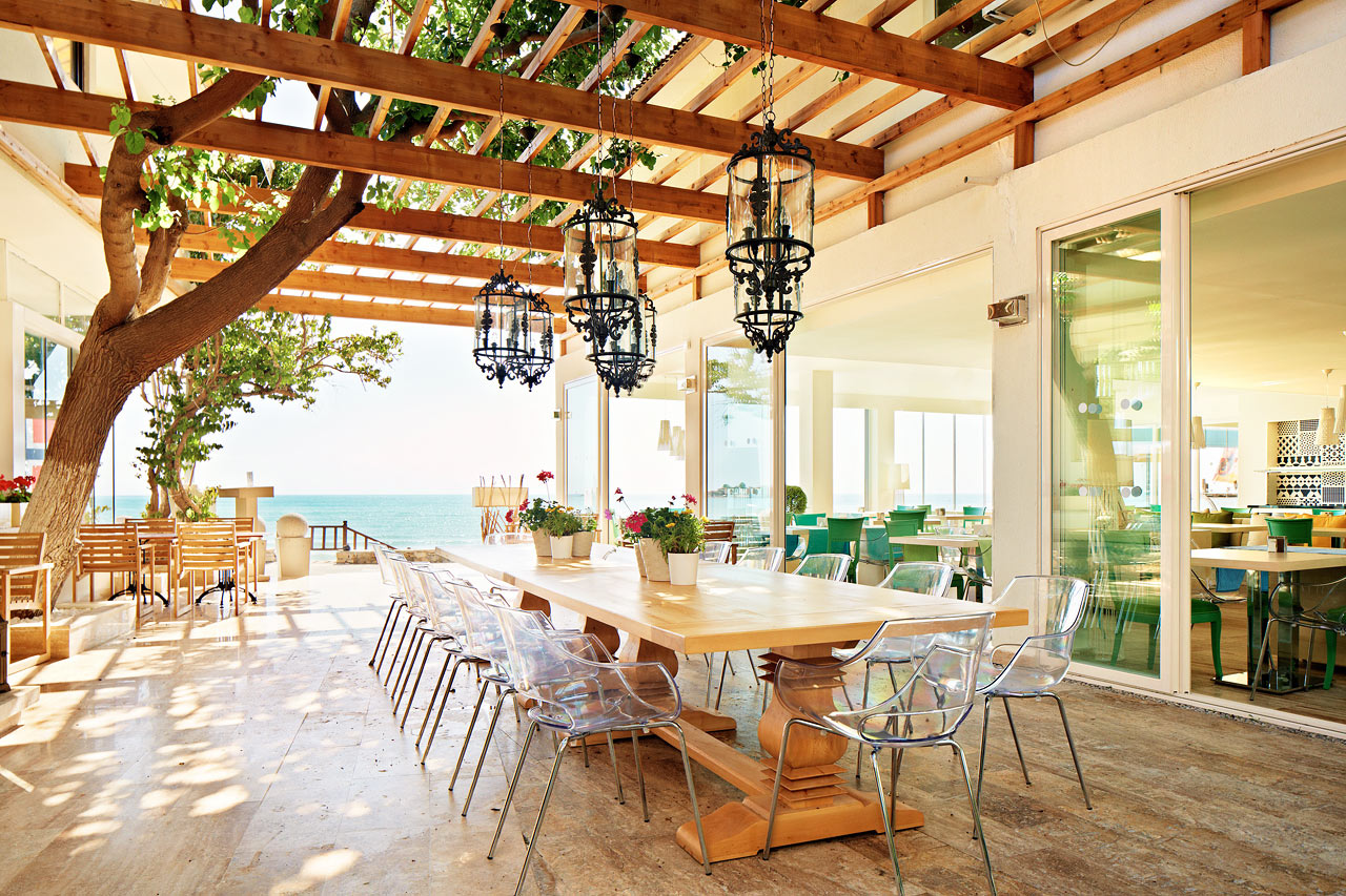 Sunprime Restaurant & Bar ligger vakkert til ved den eksklusive strandpromenaden i Side