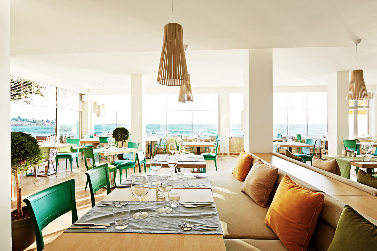 I Sunprime Restaurant & Bar velger du om du vil sitte inne eller ute Utsikten er like fantastisk uansett hva du velger.