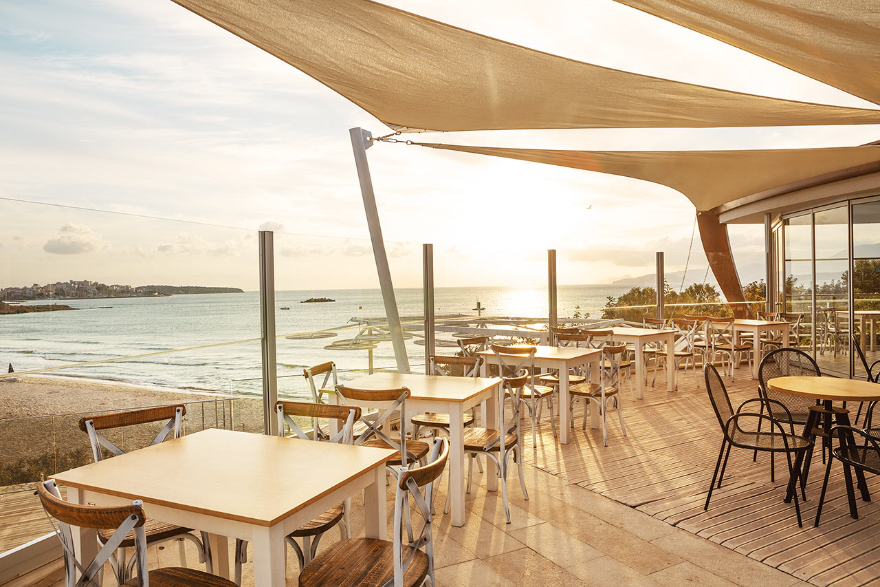 Bildet viser bassengområdet med to basseng, à la carte-restauranten og bassengbaren som er stengt sommeren 2020 pga. koronasituasjonen. Fasilitetene åpner igjen i 2021.