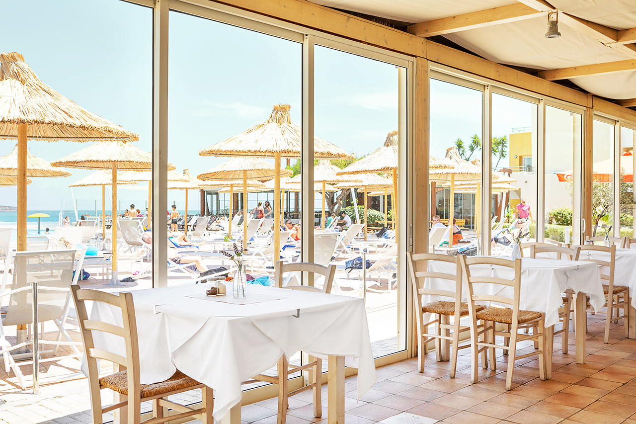 Bildet viser bassengområdet med to basseng, à la carte-restauranten og bassengbaren som er stengt sommeren 2020 pga. koronasituasjonen. Fasilitetene åpner igjen i 2021.