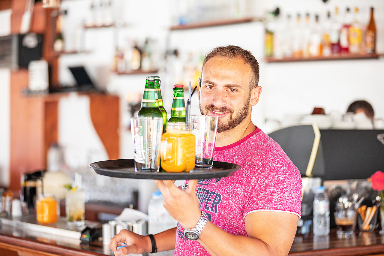 Bildet viser bassengområdet med to basseng, à la carte-restauranten og bassengbaren som er stengt sommeren 2020 pga. koronasituasjonen. Fasilitetene åpner igjen i 2021.