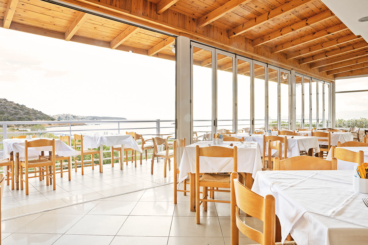 Bildet viser bassengområdet med to basseng, à la carte-restauranten og bassengbaren som er stengt sommeren 2020 pga. koronasituasjonen. Fasilitetene åpner igjen i 2021.