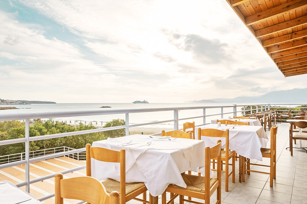 Bildet viser bassengområdet med to basseng, à la carte-restauranten og bassengbaren som er stengt sommeren 2020 pga. koronasituasjonen. Fasilitetene åpner igjen i 2021.