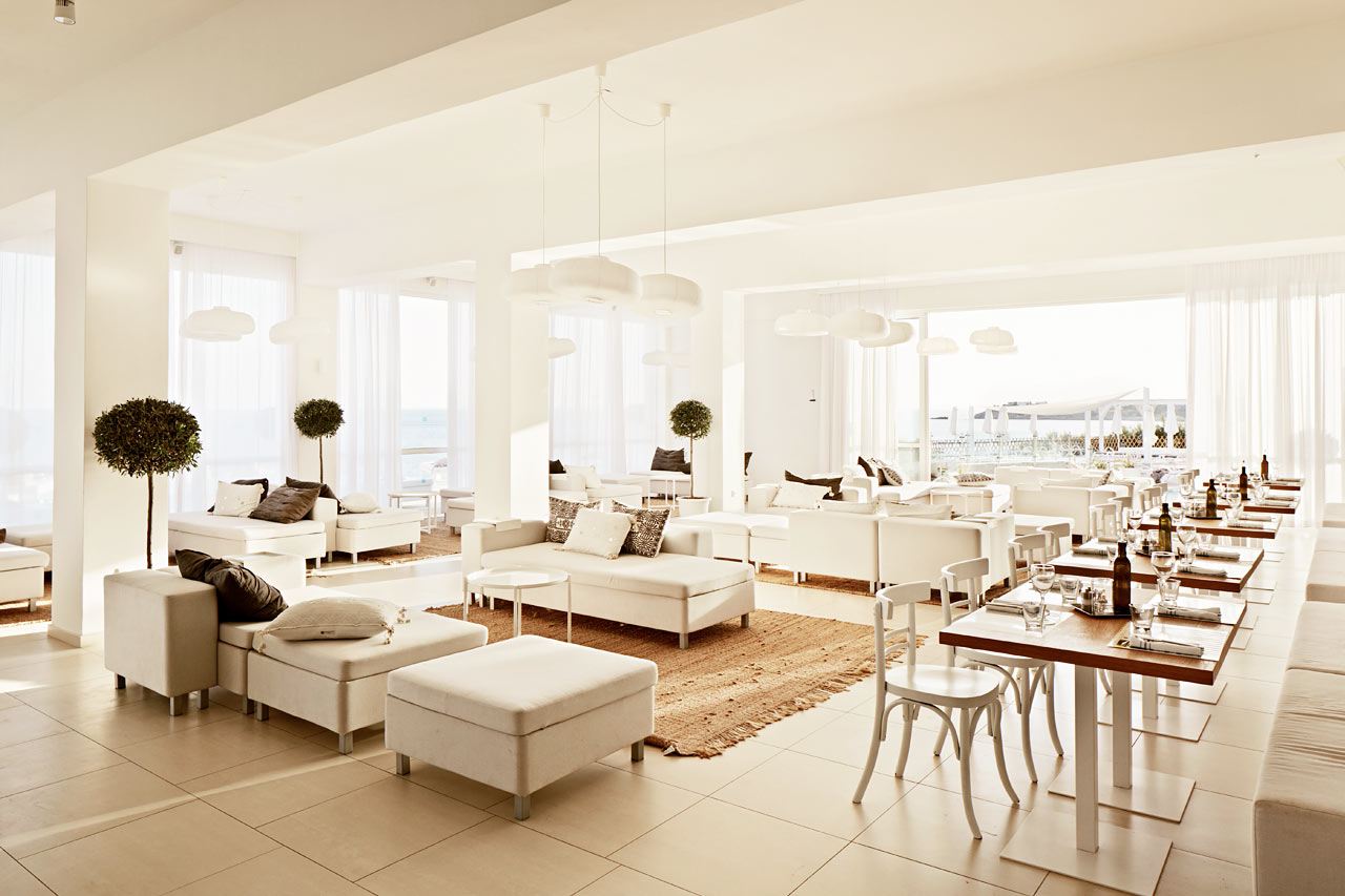 Loungen ved siden av Ocean Beach Restaurant