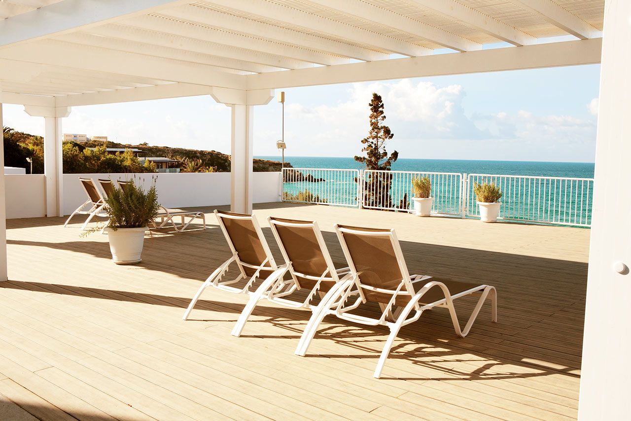 Solterrasse med havutsikt utenfor Club House Suite