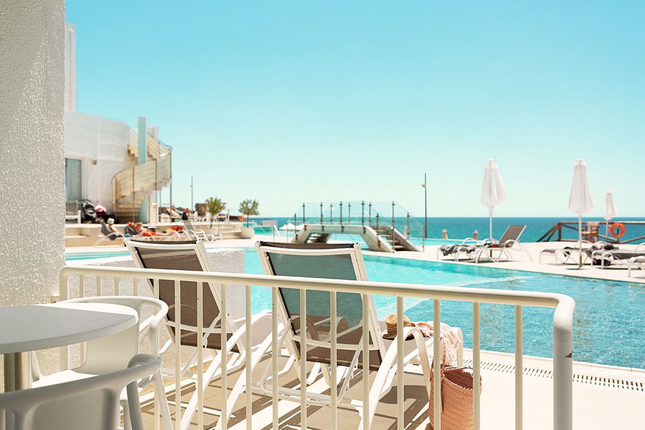 1-roms Compact Pool Suite, terrasse med havutsikt og direkte utgang til bassenget
