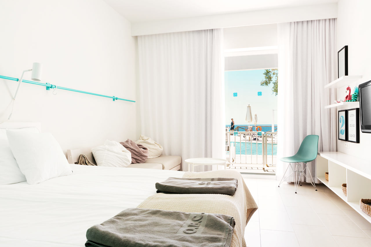 1-roms Compact Pool Suite, terrasse med havutsikt og direkte utgang til bassenget
