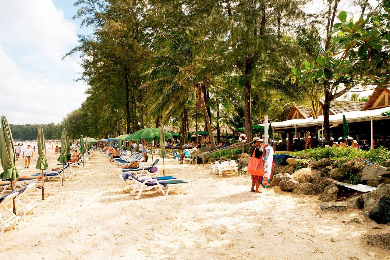 For øyeblikket er solsenger, barer og annen kommersiell virksomhet fjernet fra alle strender i Thailand. Les mer i beskrivelsen av reisemålet.