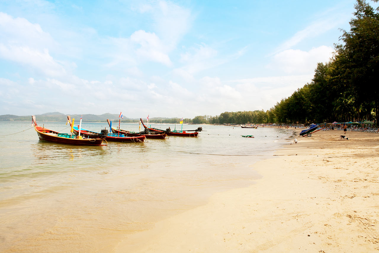For øyeblikket er solsenger, barer og annen kommersiell virksomhet fjernet fra alle strender i Thailand. Les mer i beskrivelsen av reisemålet.