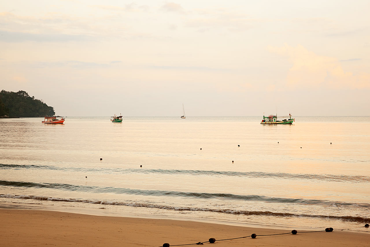 For øyeblikket er solsenger, barer og annen kommersiell virksomhet fjernet fra alle strender i Thailand. Les mer i beskrivelsen av reisemålet.