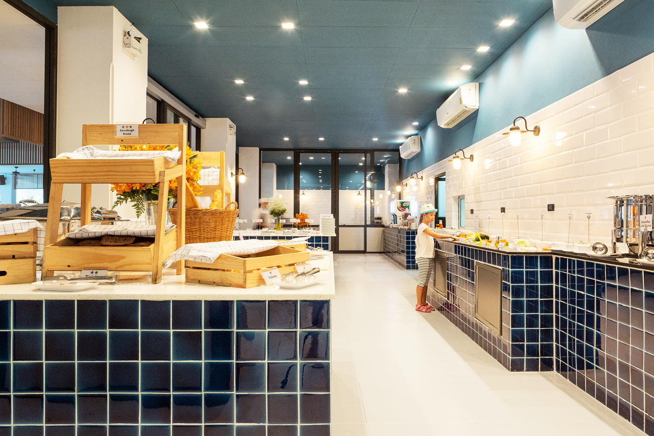 Den velfylte frokostbuffeen står klar i Som's Kitchen