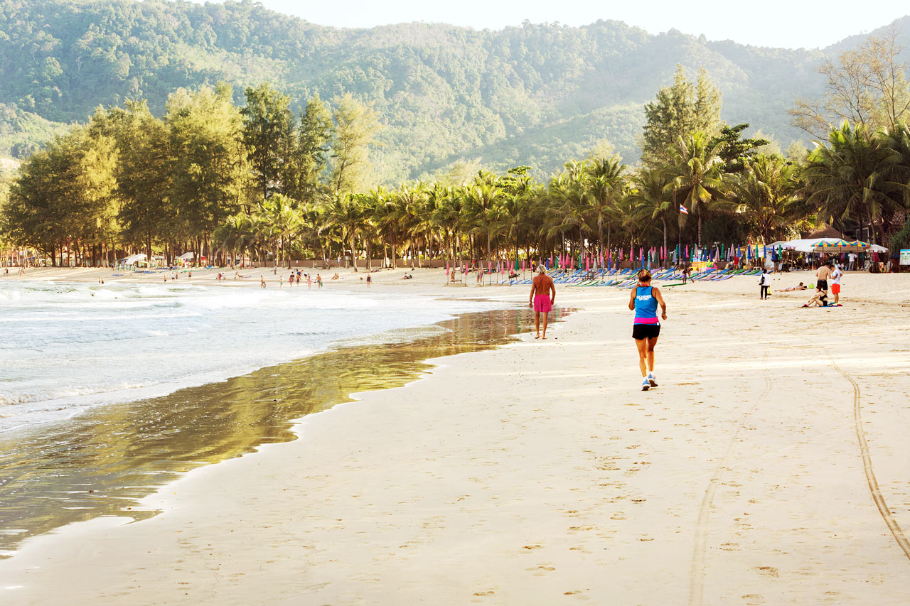 Kamala Beach er ca. 2 km lang og fin å gå tur langs