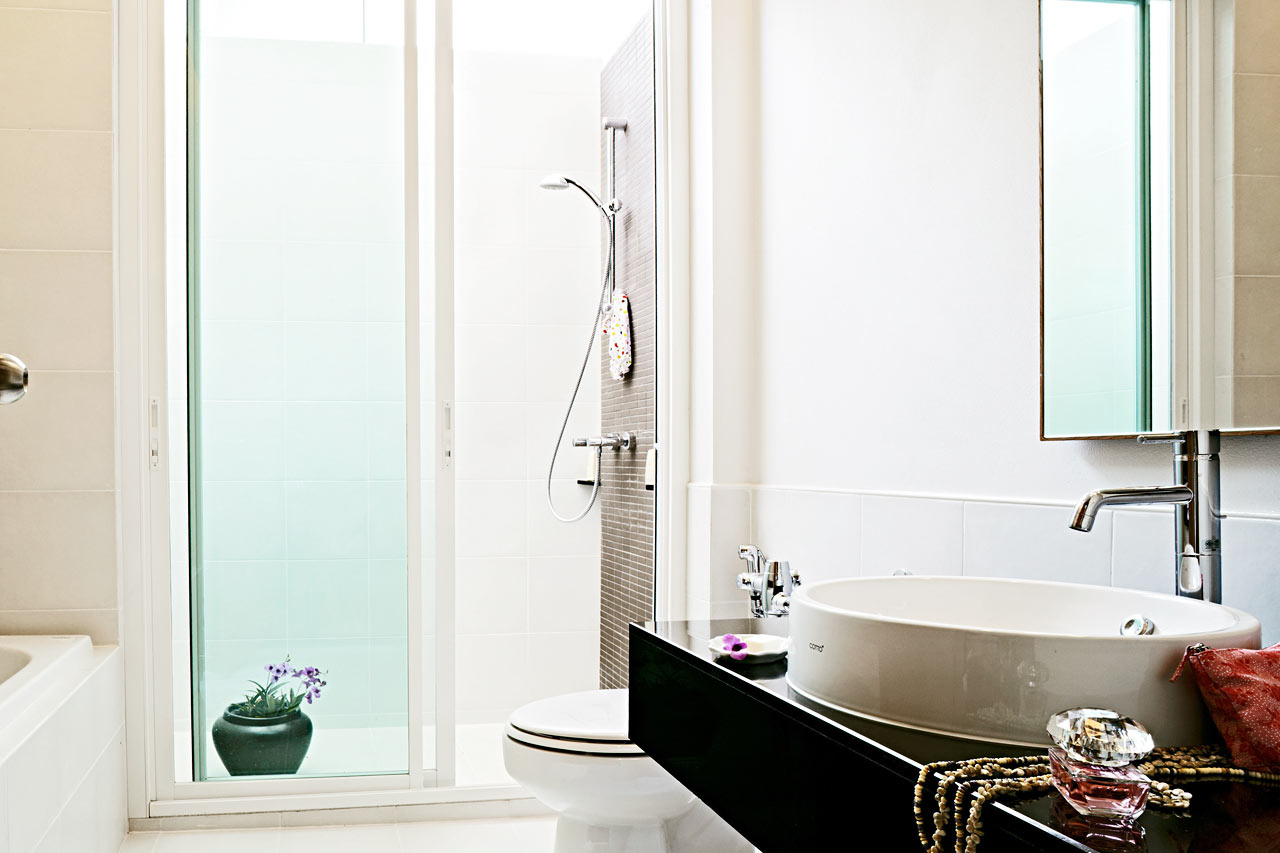 Badet i dublettrom villa har en herlig utedusj