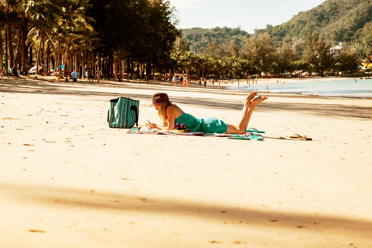 Rett nedenfor hotellet ligger langgrunne Kamala Beach