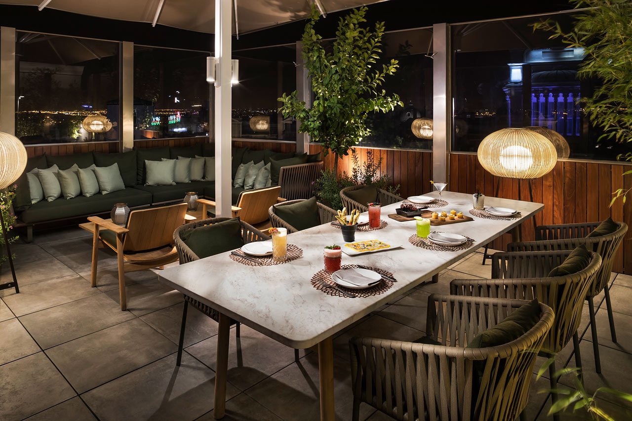Hotellets kombinerte takbar og restaurant