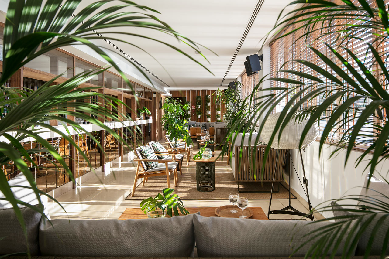 Hotellets kombinerte takbar og restaurant