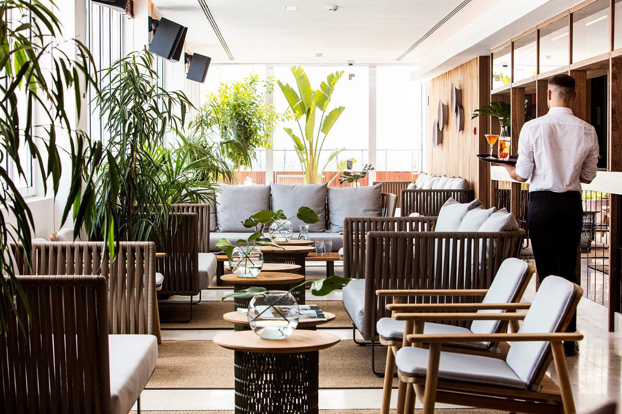 Hotellets kombinerte takbar og restaurant