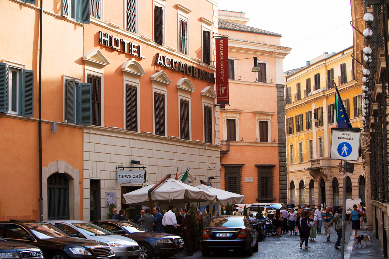Velkommen til hotell Accademia, like ved Fontana di Trevi