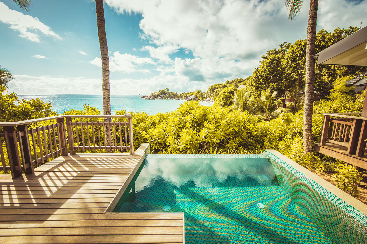 Chalet med privat basseng og havutsikt