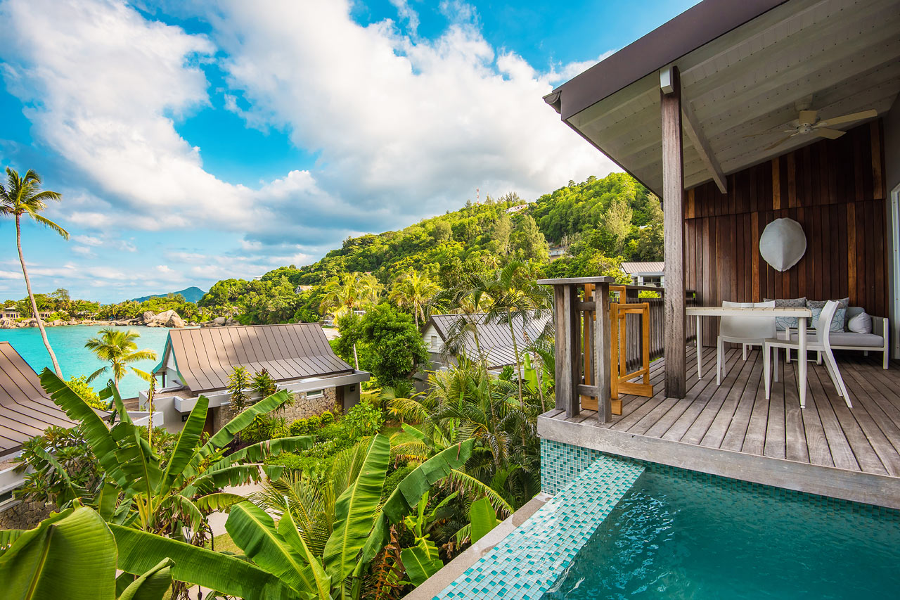 Chalet med privat basseng og havutsikt