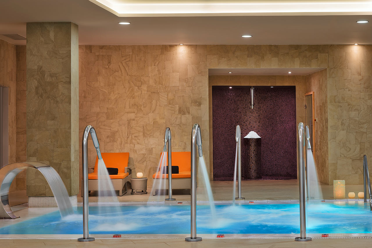 Innendørsbassenget i hotellets spa