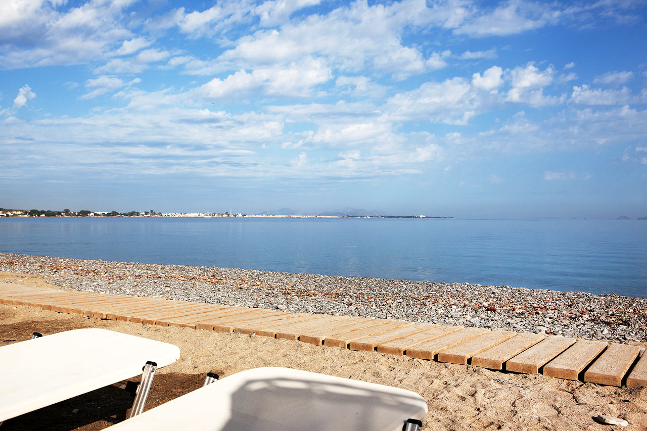 Psalidi Beach ligger rett nedenfor hotellet