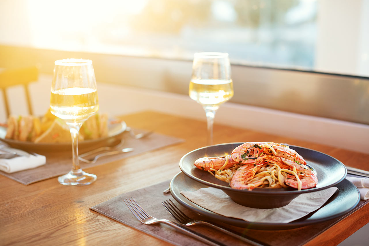 Nyt en deilig middag i hotellets restaurant