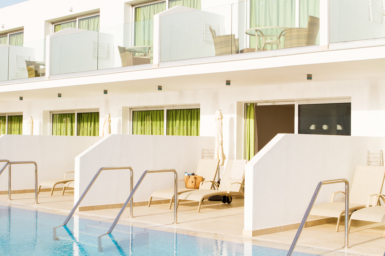 Prime Pool Suite 1 rom med terrasse med utgang til privat, delt basseng