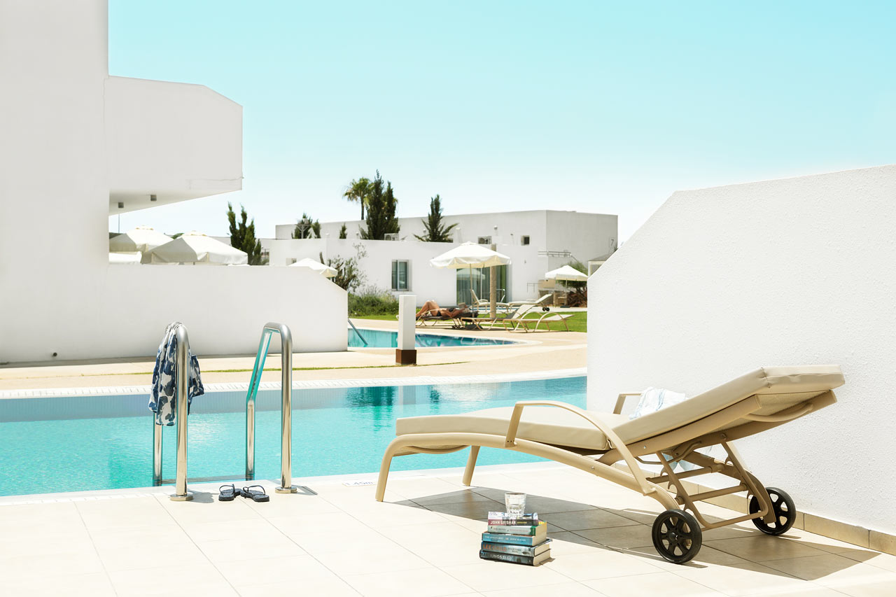 Prime Pool Suite 1 rom med stor terrasse med utgang til privat, delt basseng