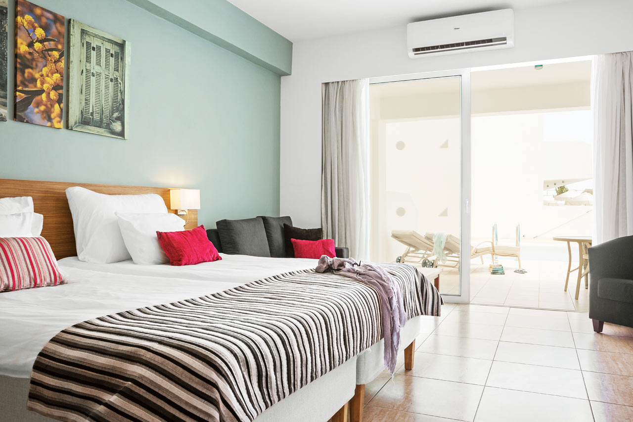 Prime Pool Suite 1 rom med stor terrasse med utgang til privat, delt basseng