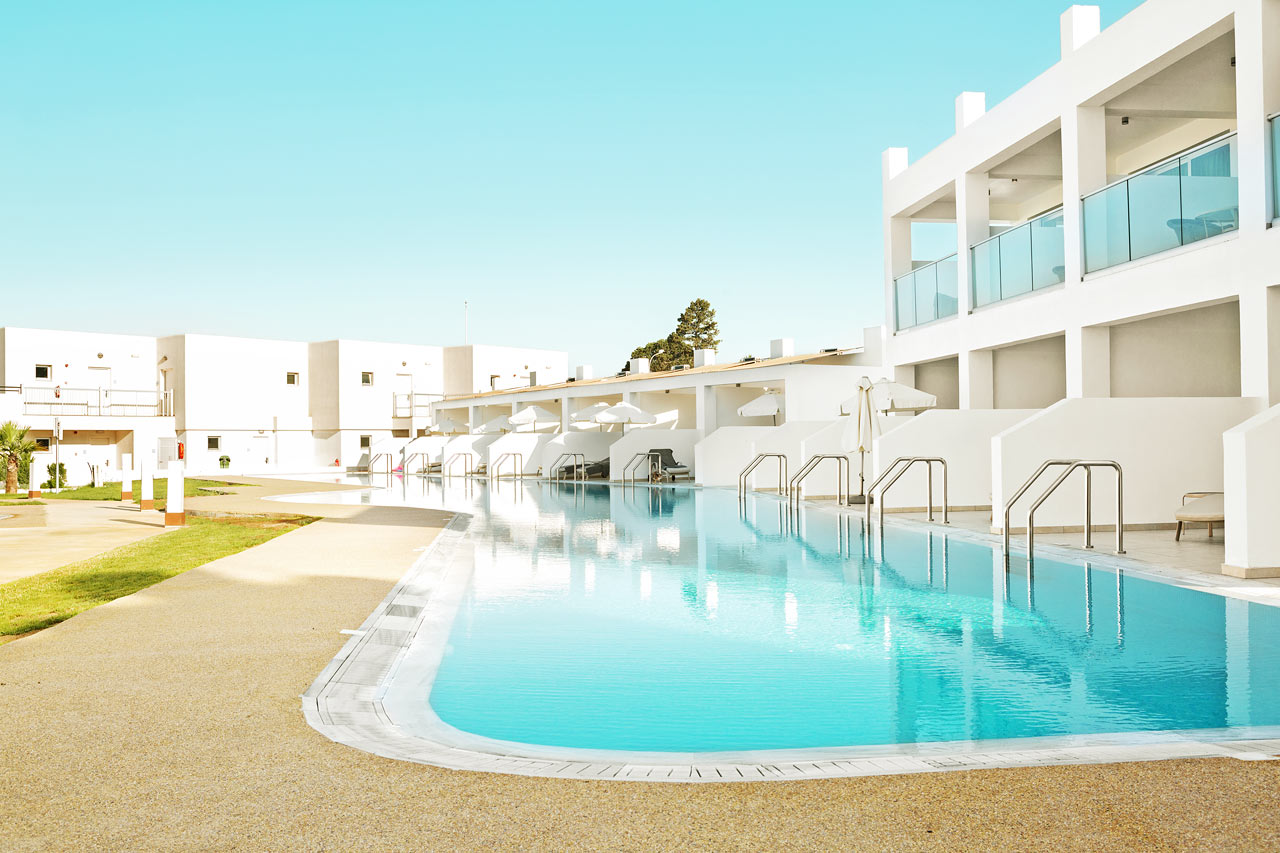 Prime Pool Suite 1 rom med stor terrasse med utgang til privat, delt basseng