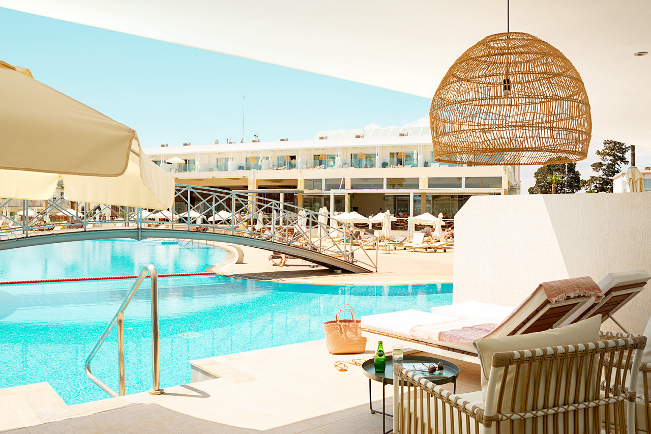 Prime Pool Suite 2 rom med terrasse med direkte utgang til hotellets basseng