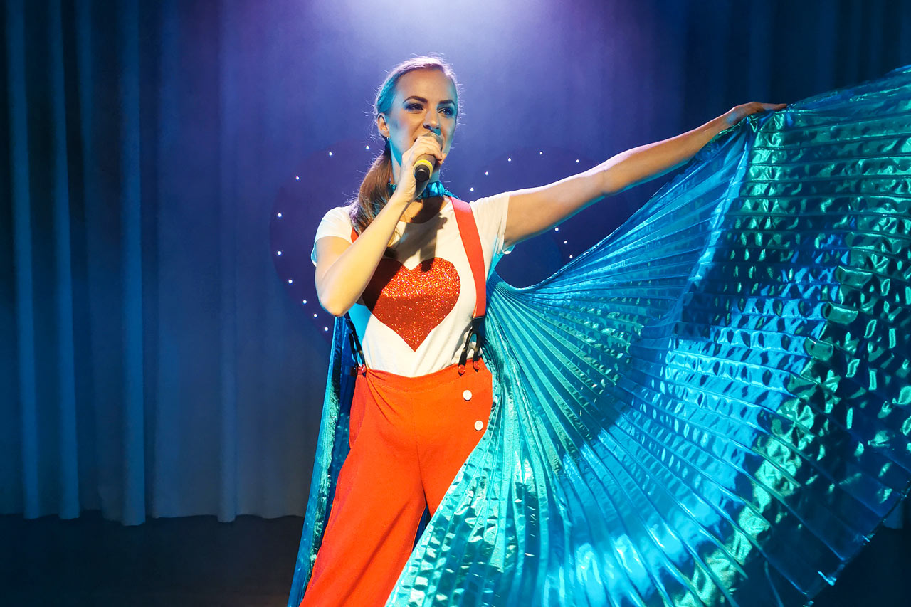 Flere kvelder i uken byr showteamet på Sunwing Sandy Bay Beach på profesjonelle sceneshow.