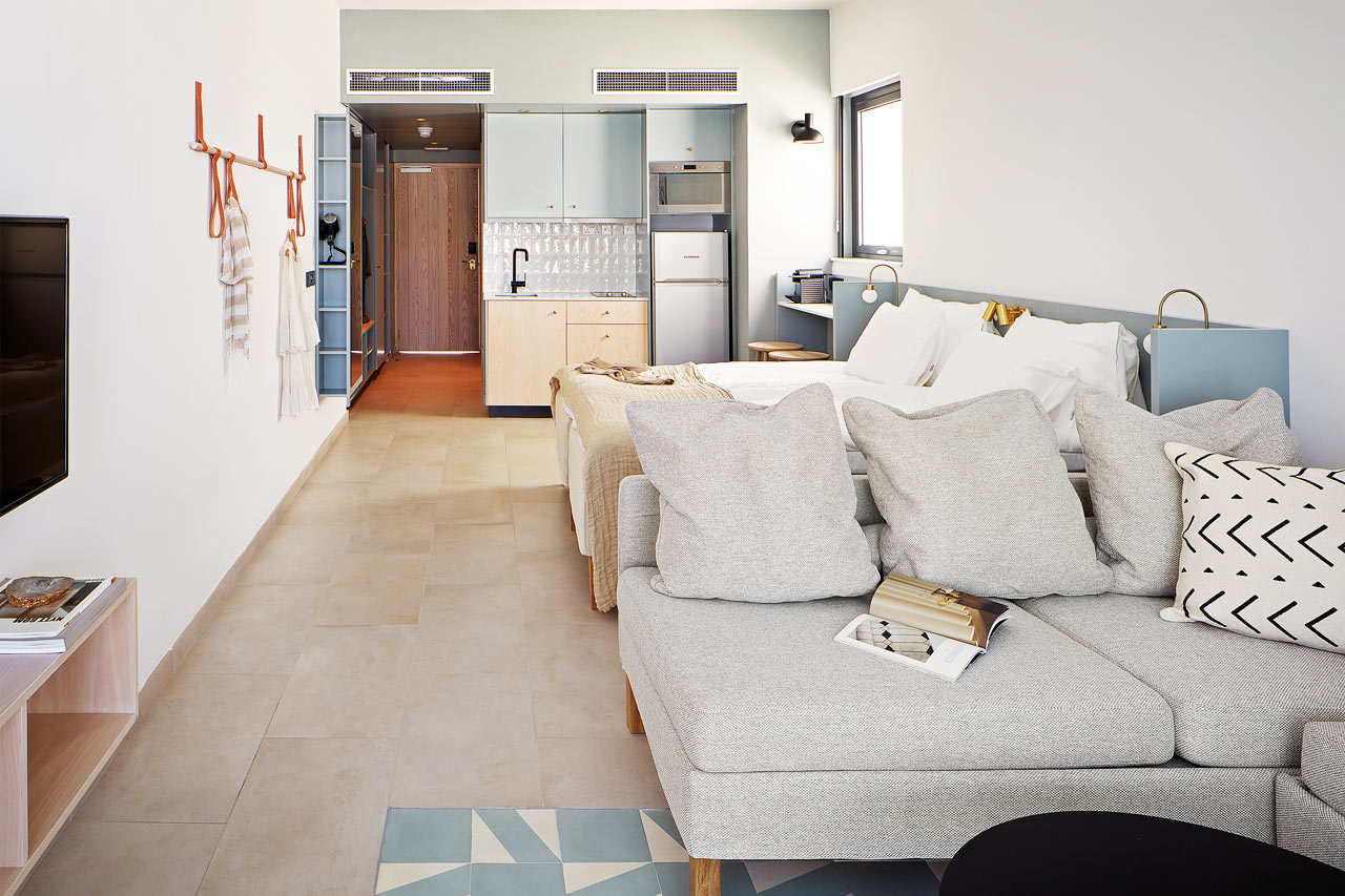 1-roms COMPACT SUITE med terrasse mot bassengområdet og direkte utgang til privat, delt basseng