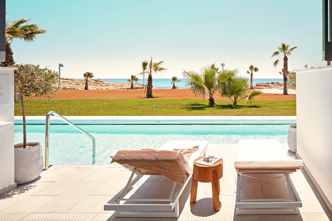 2-roms CLUB SUITE med terrasse mot havet og direkte utgang til privat, delt basseng