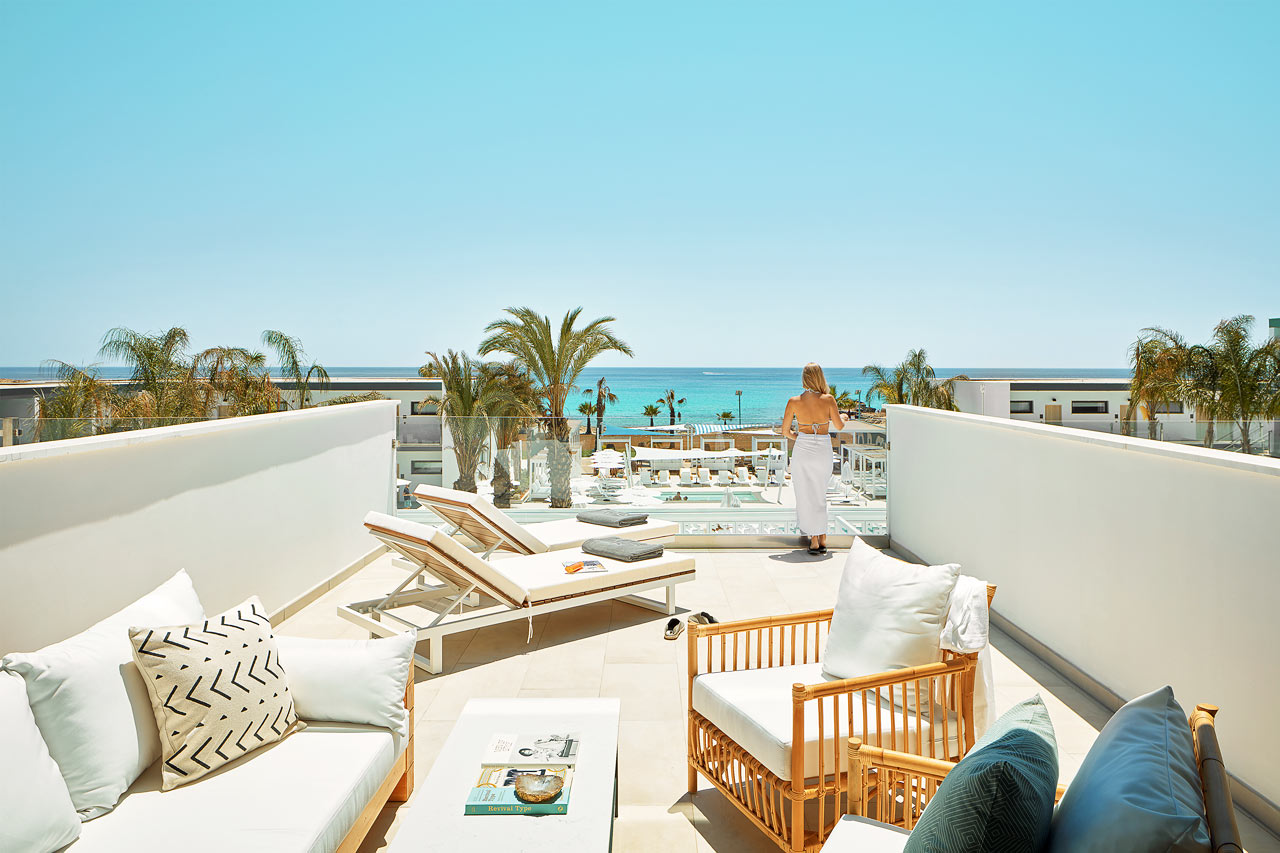 2-roms CLUB SUITE med stor balkong mot havet