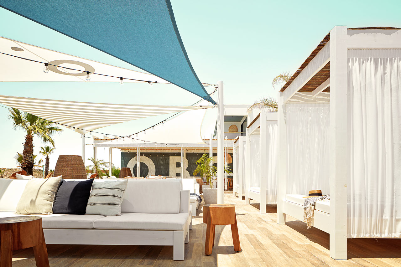 I hotellets Beach Club er det god plass til å slappe av og kose seg