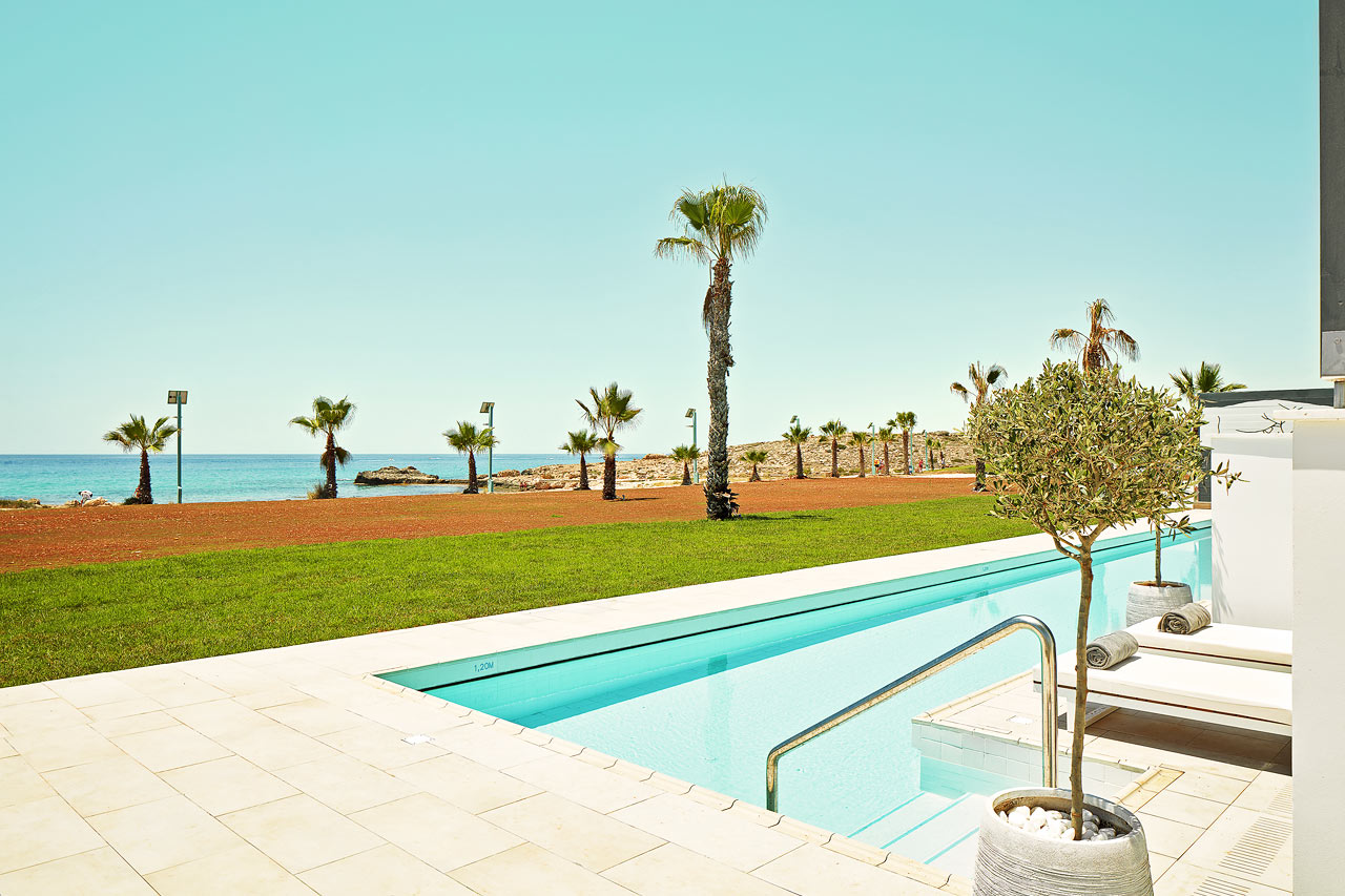 2-roms CLUB SUITE med terrasse mot havet og direkte utgang til privat, delt basseng