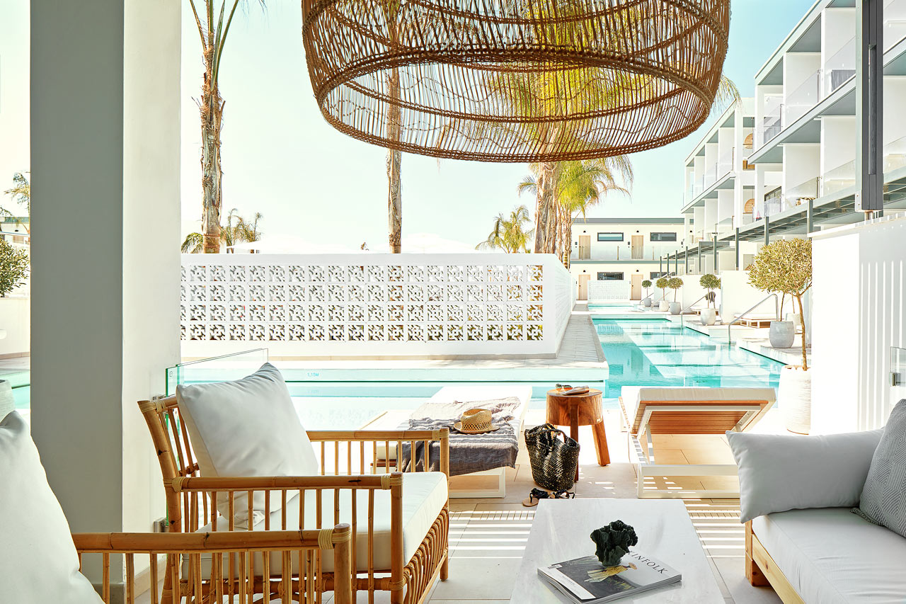 Større 2-roms CLUB SUITE med terrasse mot bassengområdet og direkte utgang til privat, delt basseng