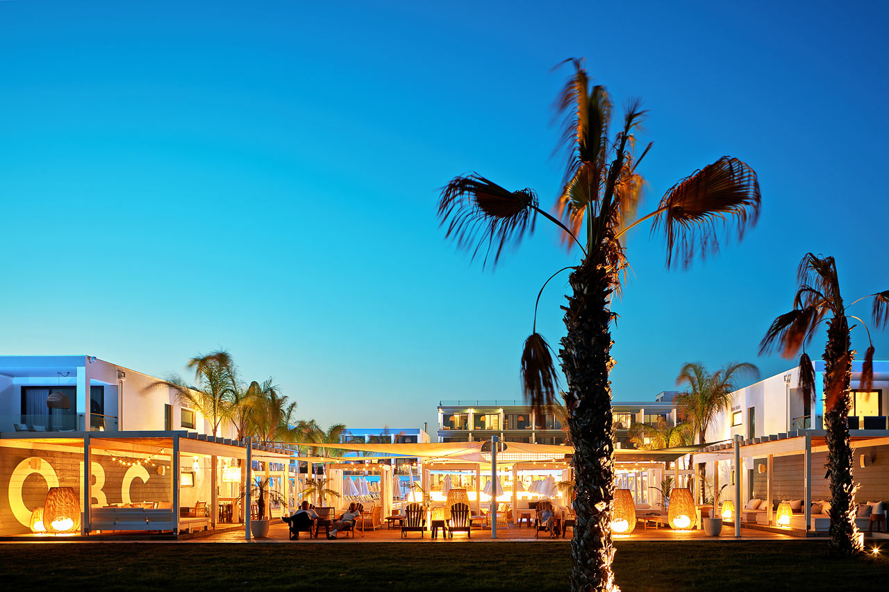 Nyt lyden av bølgesus og den fredelige atmosfæren i hotellets Beach Club.
