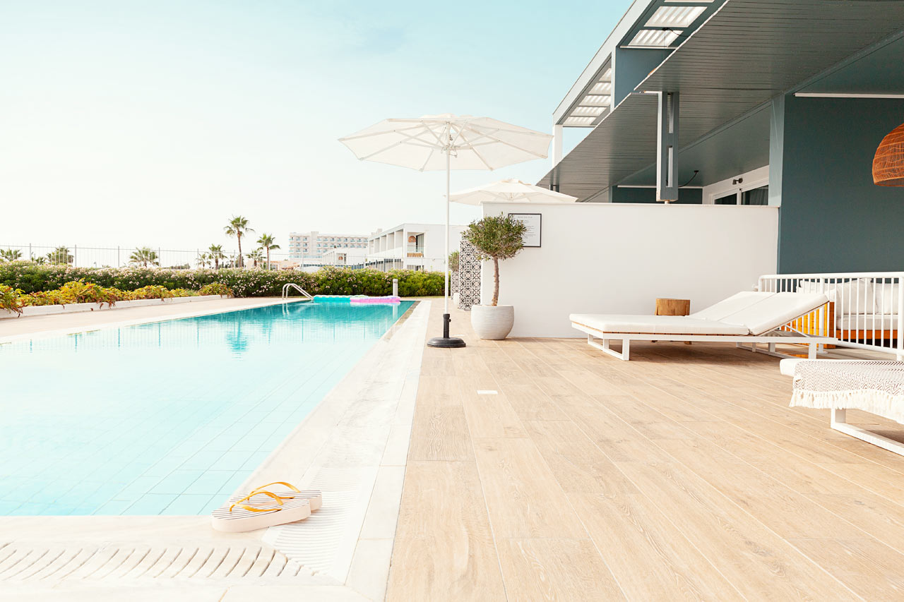 3-romssuite CLUB POOL SUITE, stor terrasse mot havet, med direkte utgang til delt privat basseng