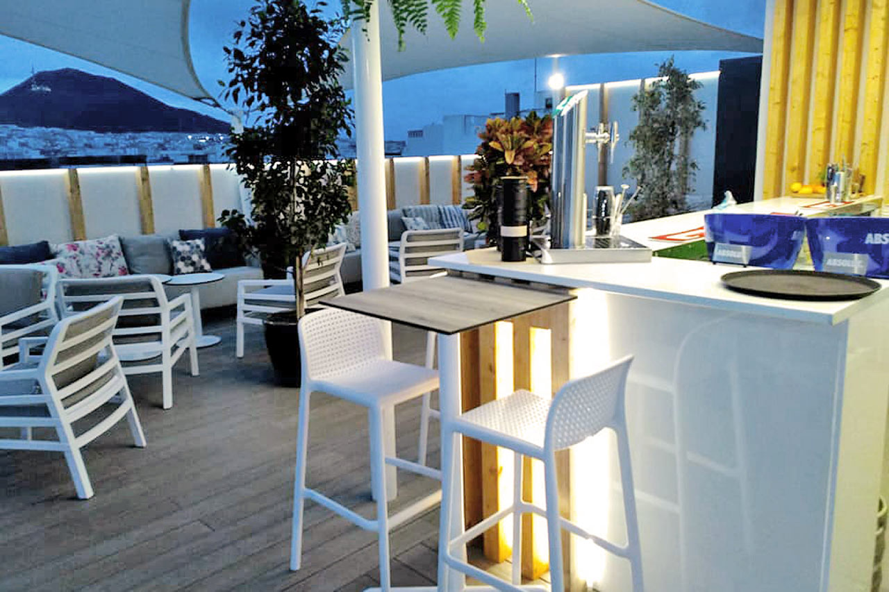 Slapp av i baren på hotellets takterrasse