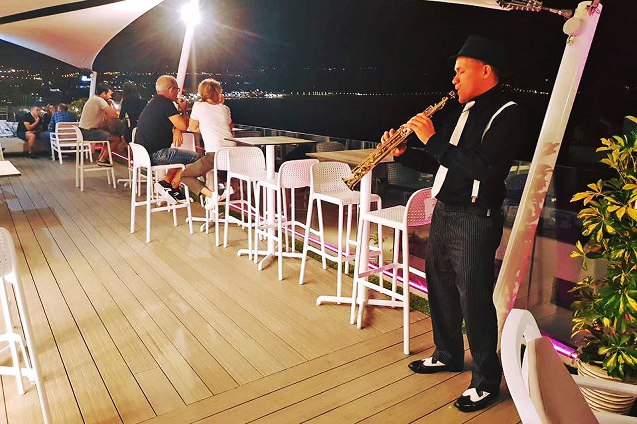Slapp av i baren på hotellets takterrasse