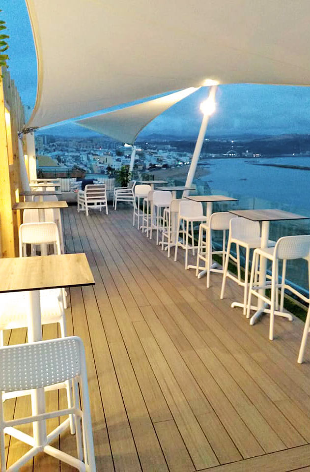 Slapp av i baren på hotellets takterrasse