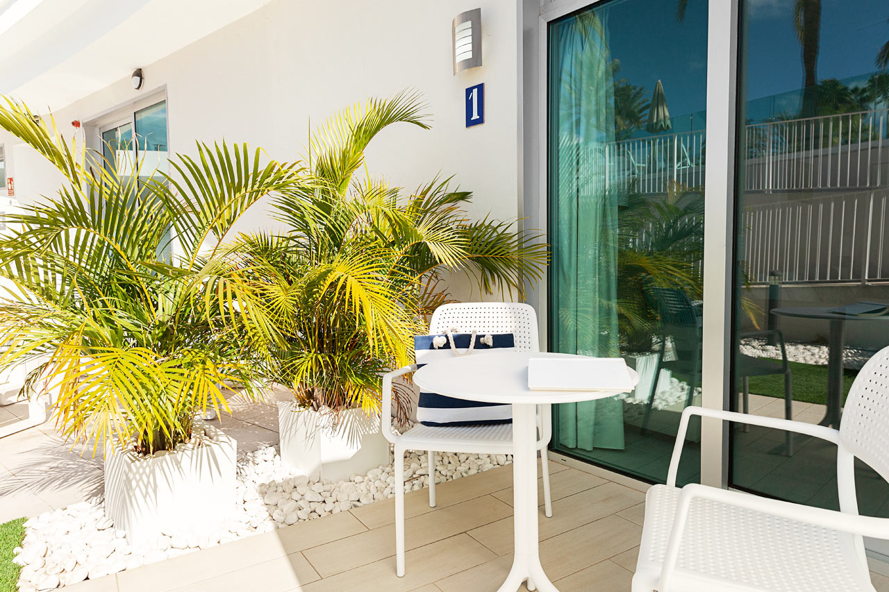 Dobbeltrom med terrasse, under bakkeplan