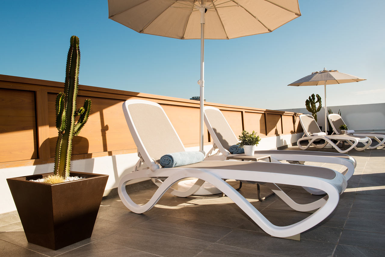 Hotellets takterrasse med solsenger