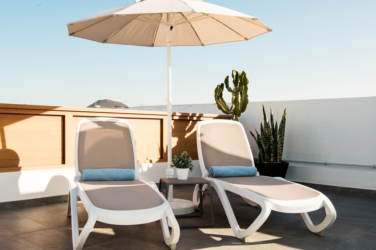 Hotellets takterrasse med solsenger